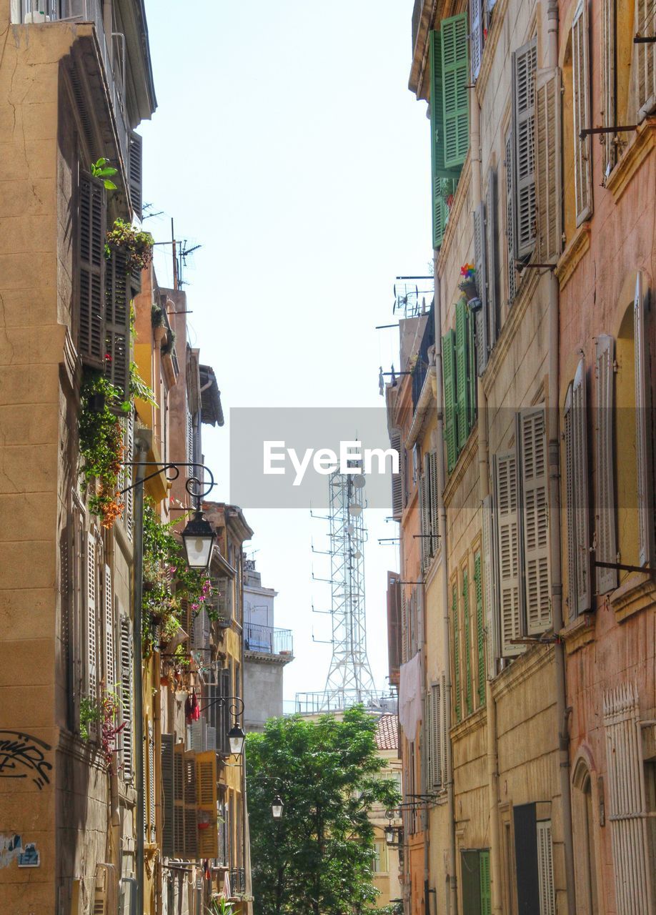 LOW ANGLE VIEW OF BUILDINGS IN CITY