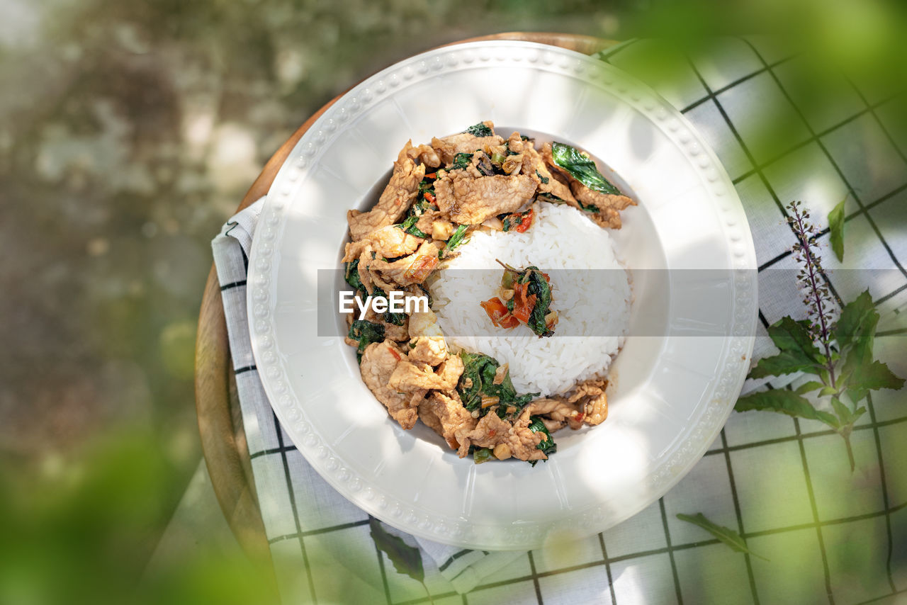 HIGH ANGLE VIEW OF BREAD ON PLATE