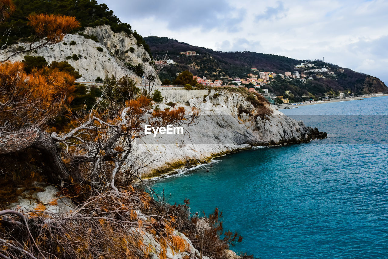 SCENIC VIEW OF SEA AND MOUNTAINS AGAINST SKY