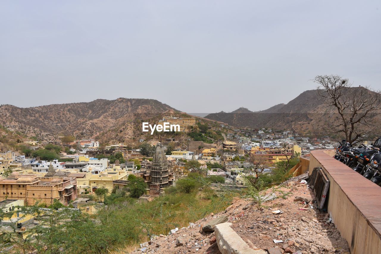 SCENIC VIEW OF RESIDENTIAL DISTRICT AGAINST SKY