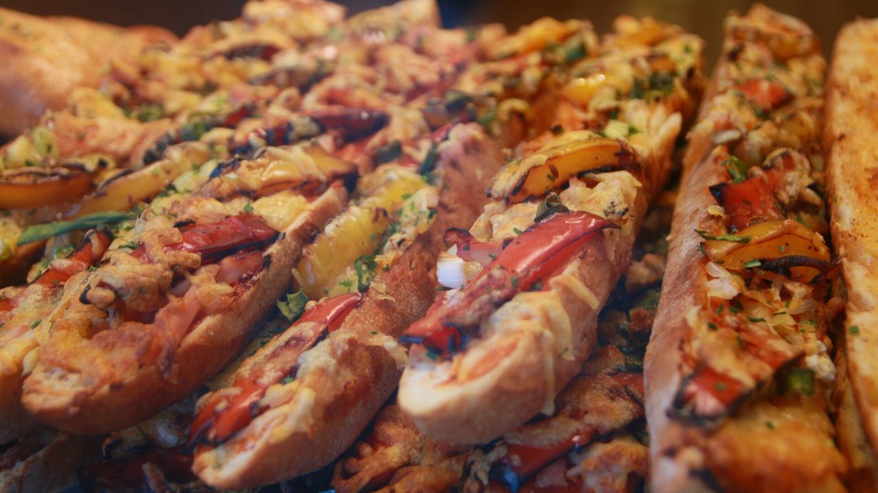 CLOSE-UP OF MEAT ON PLATE