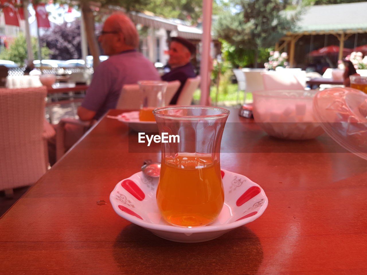 CLOSE-UP OF TEA IN CUP ON TABLE