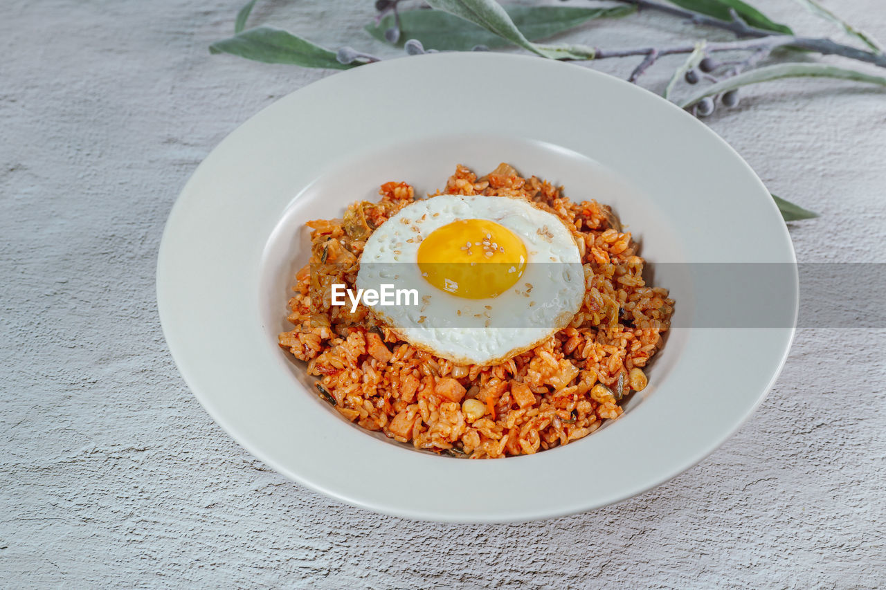 HIGH ANGLE VIEW OF BREAKFAST IN PLATE