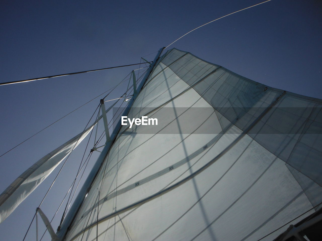 LOW ANGLE VIEW OF SAILBOAT AGAINST SKY