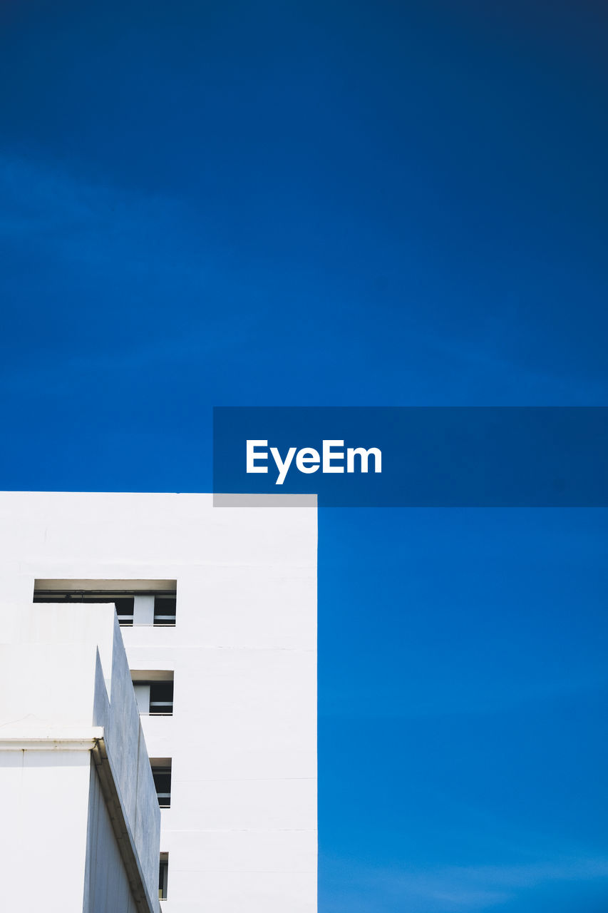 LOW ANGLE VIEW OF BUILDING AGAINST CLEAR SKY