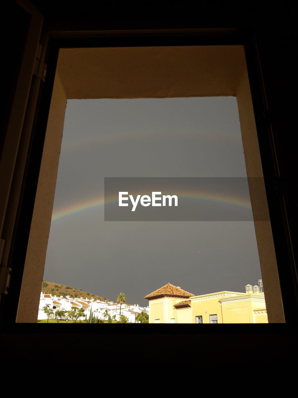 LOW ANGLE VIEW OF HOUSE AGAINST SKY