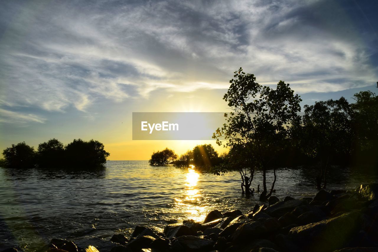 SCENIC VIEW OF LAKE AGAINST SUNSET SKY