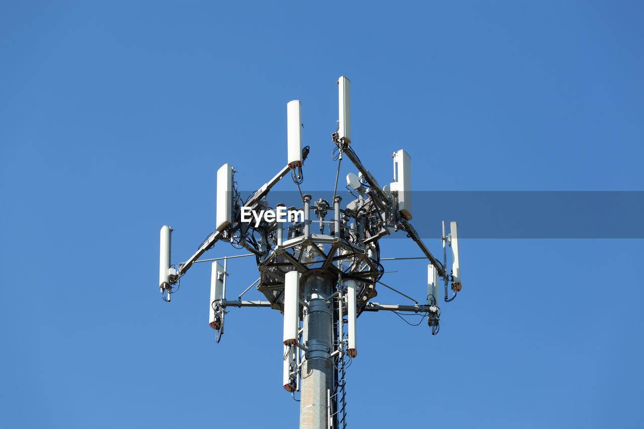 An antenna is used to repeat the signal on a mobile telephony network.