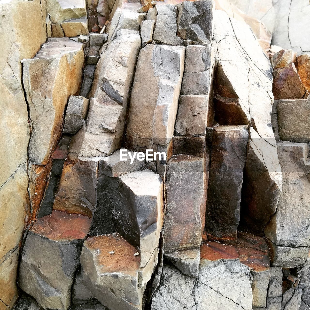 HIGH ANGLE VIEW OF STONE STACK ON ROCK