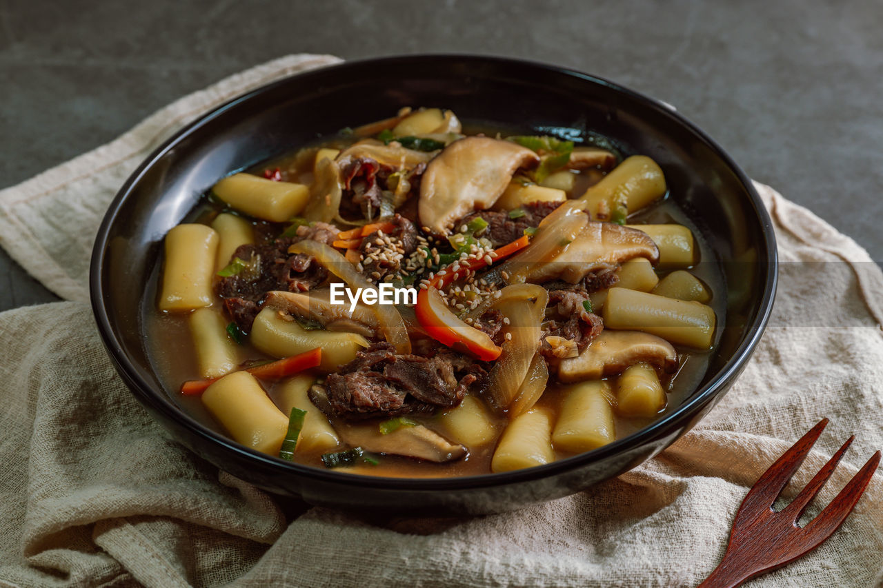 HIGH ANGLE VIEW OF NOODLES IN BOWL