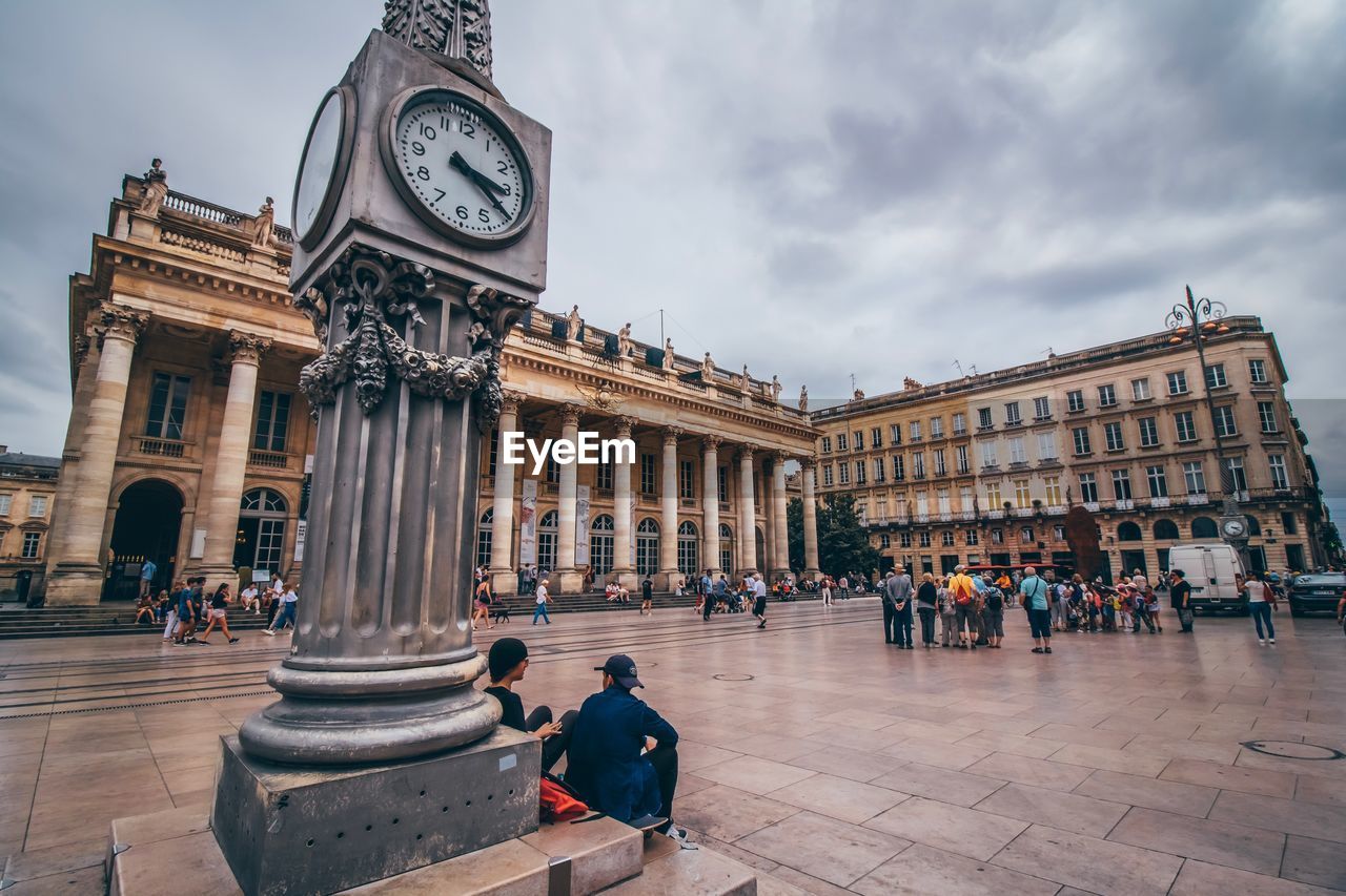 PEOPLE IN FRONT OF HISTORICAL BUILDING