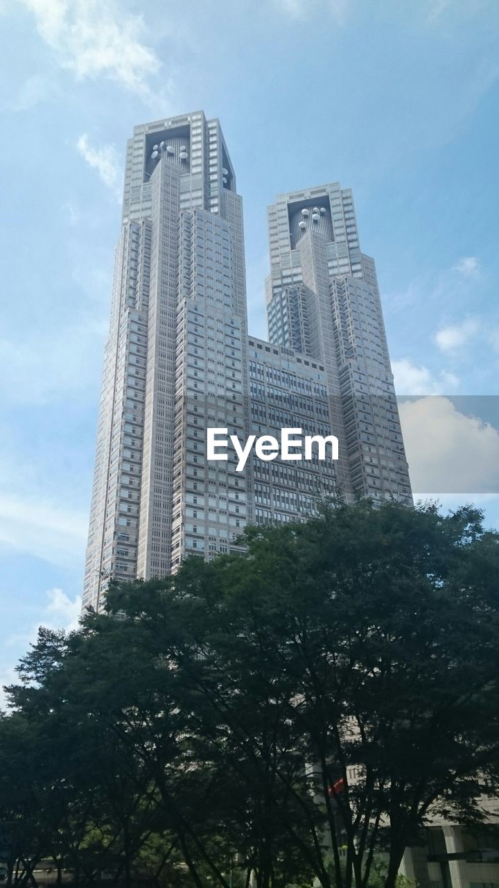 LOW ANGLE VIEW OF SKYSCRAPERS AGAINST SKY