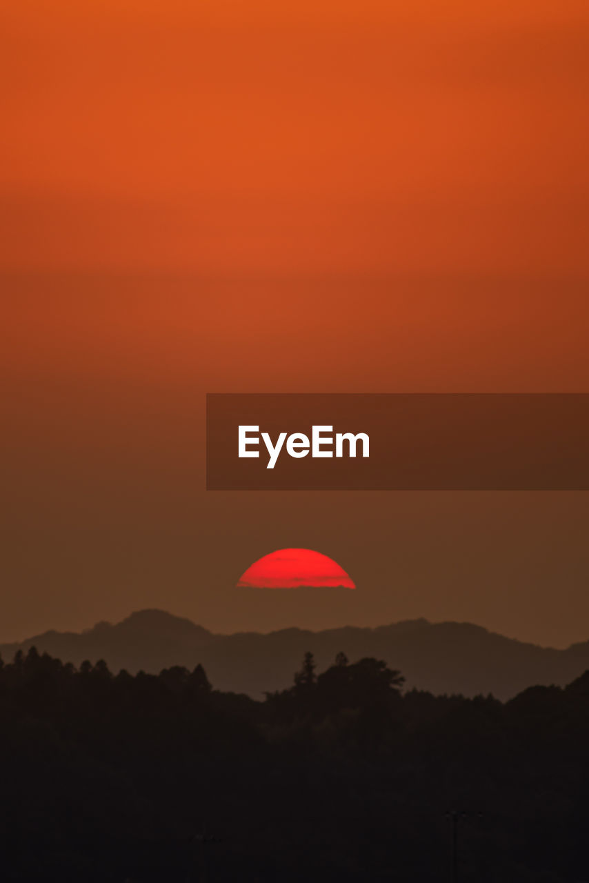 SCENIC VIEW OF SILHOUETTE MOUNTAIN AGAINST ROMANTIC SKY