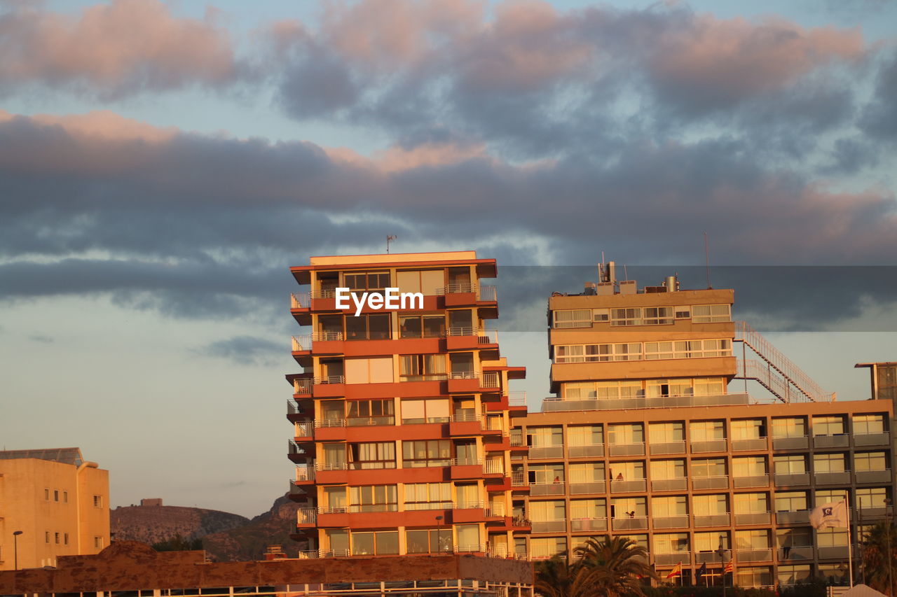 LOW ANGLE VIEW OF BUILDINGS AGAINST SKY