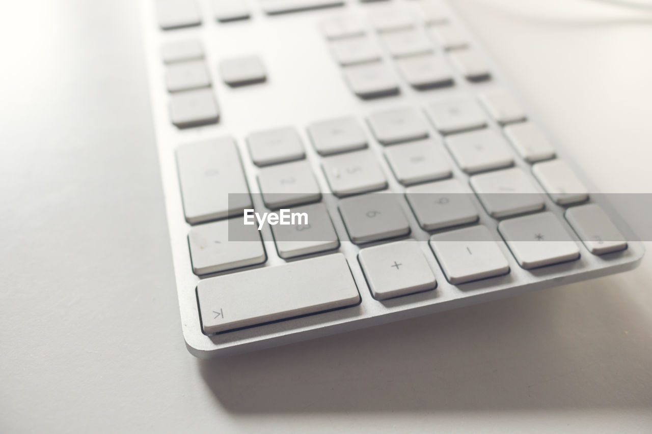 CLOSE-UP OF LAPTOP KEYBOARD