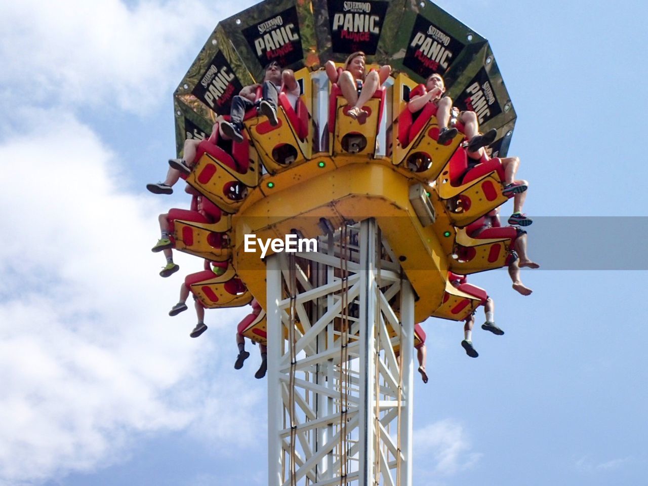 LOW ANGLE VIEW OF FERRIS WHEEL IN AMUSEMENT PARK