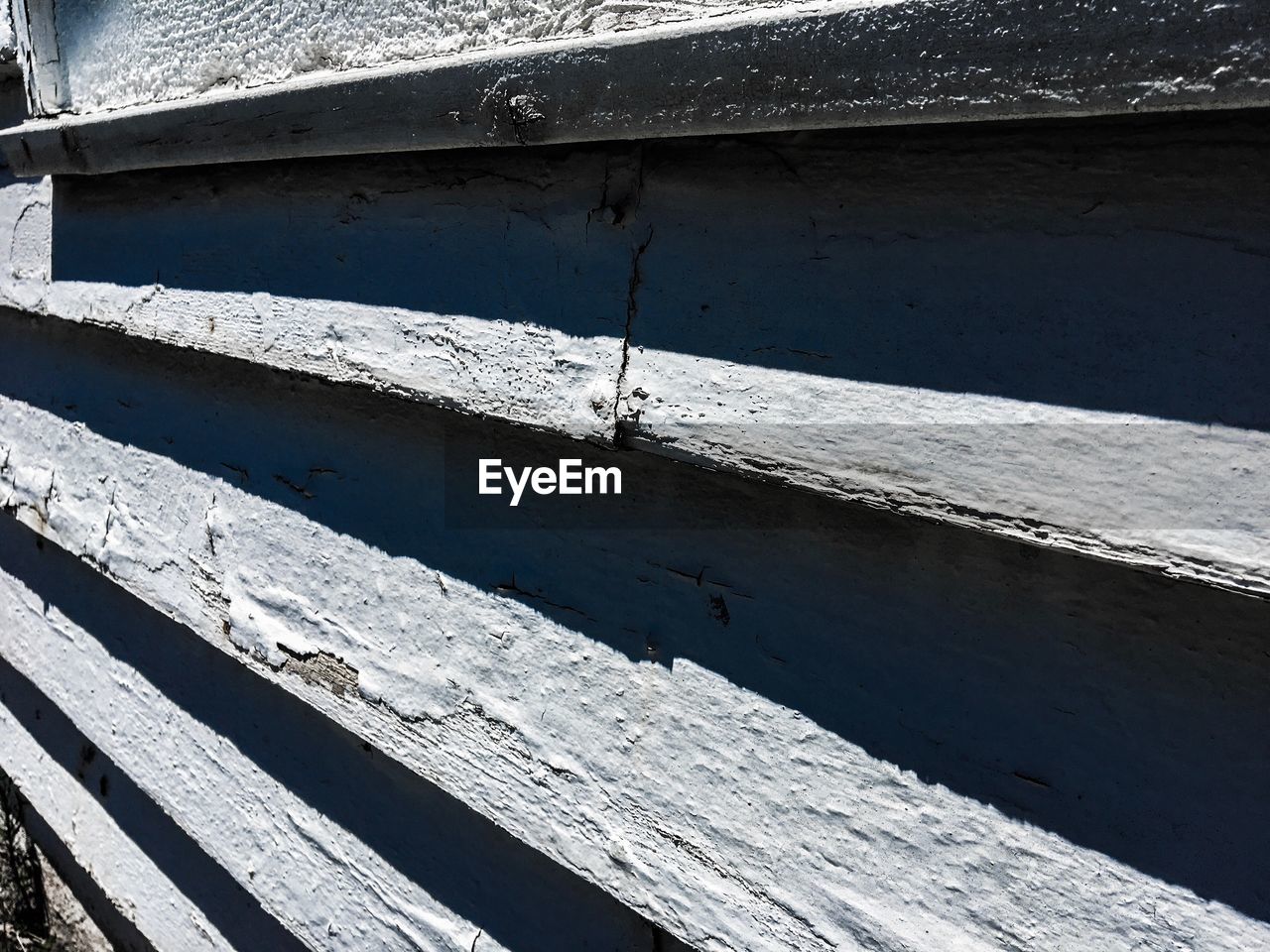 CLOSE-UP OF WOOD AGAINST WALL