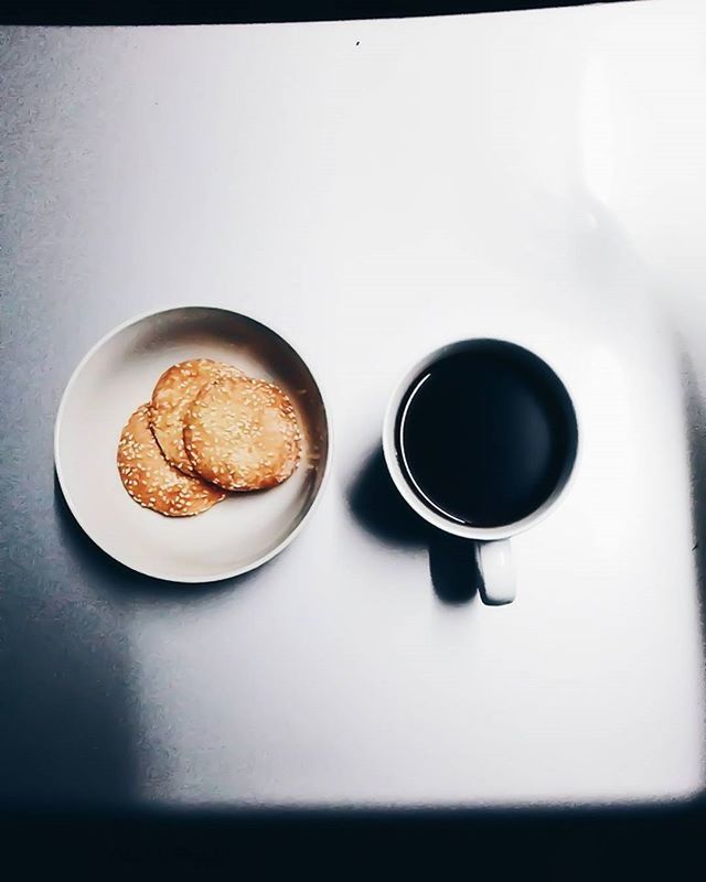 CLOSE-UP OF COFFEE CUP WITH COFFEE