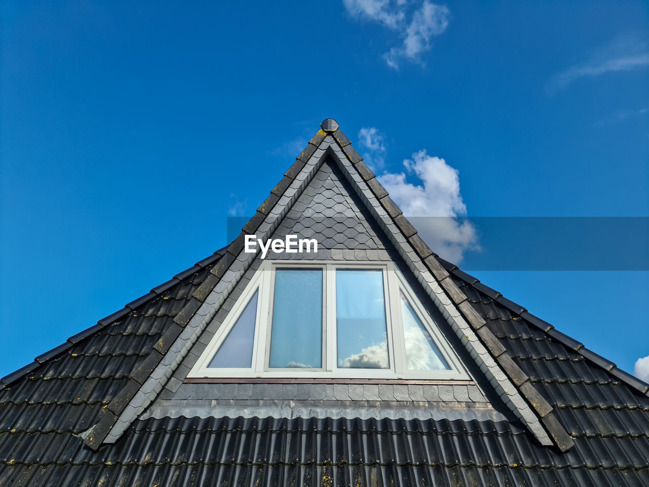 LOW ANGLE VIEW OF A BUILDING AGAINST SKY