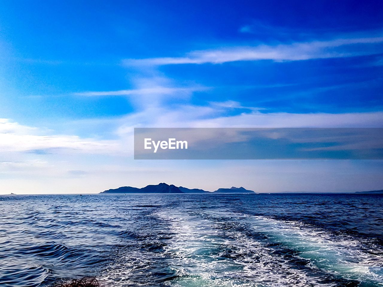 IDYLLIC VIEW OF SEA AGAINST BLUE SKY