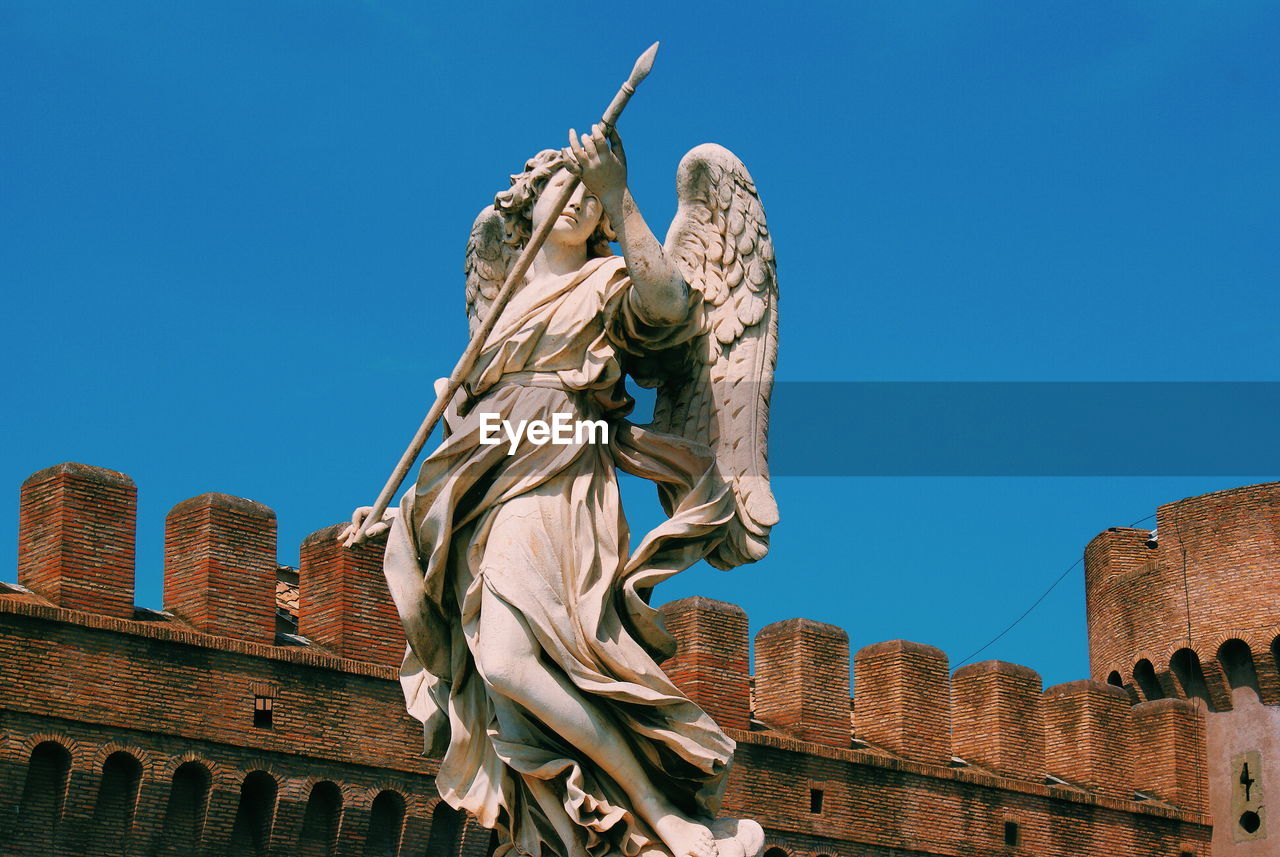 LOW ANGLE VIEW OF STATUE AGAINST SKY