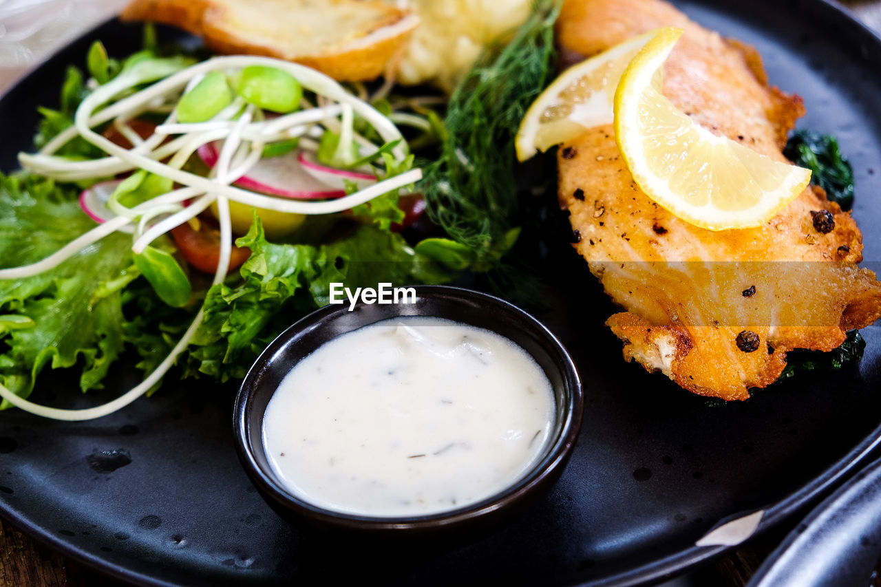 HIGH ANGLE VIEW OF FOOD IN PLATE