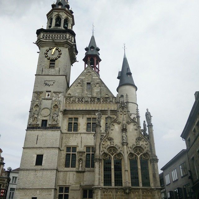 LOW ANGLE VIEW OF BUILDINGS AGAINST SKY