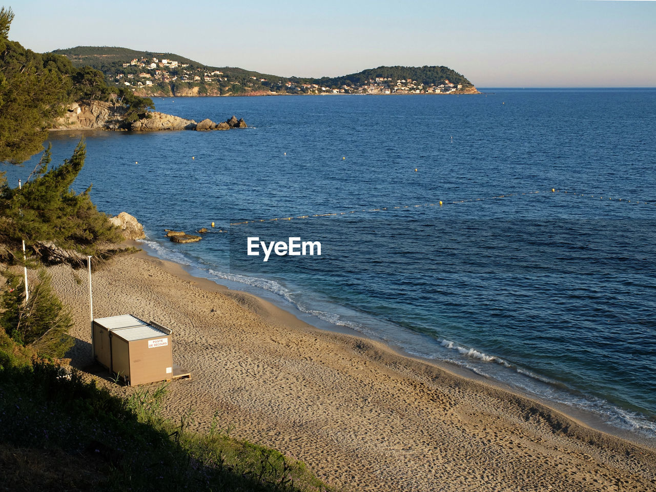 SCENIC VIEW OF SEA BY MOUNTAIN AGAINST SKY