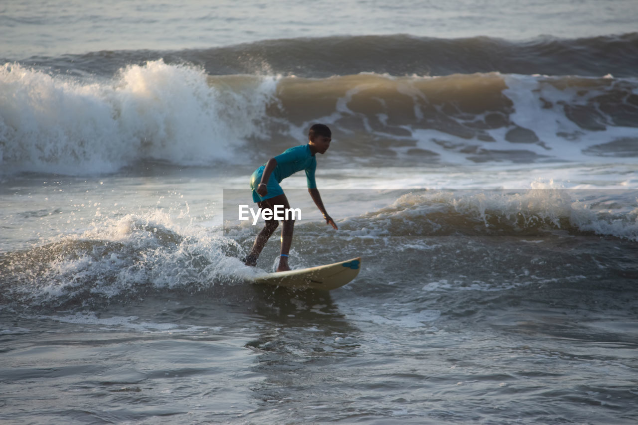 FULL LENGTH OF MAN ON SEA SHORE