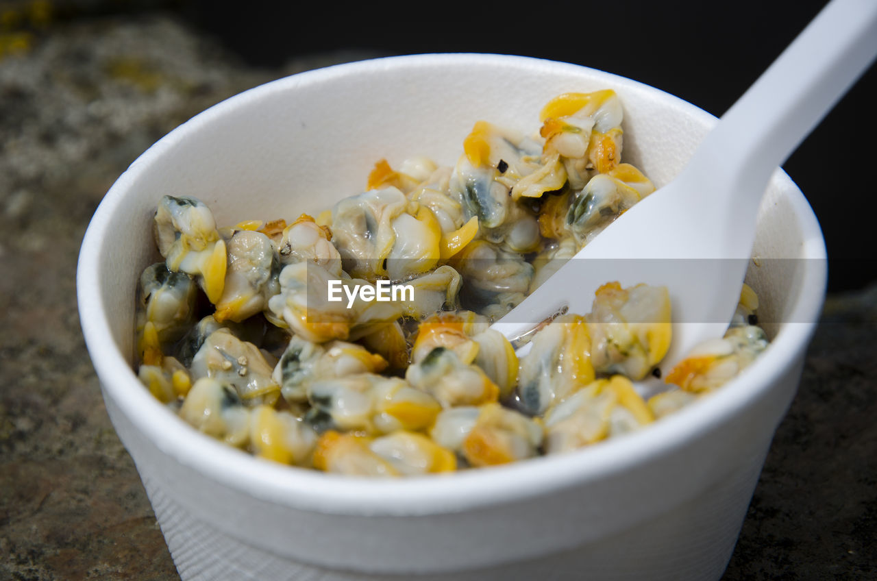 CLOSE-UP OF NOODLES IN BOWL