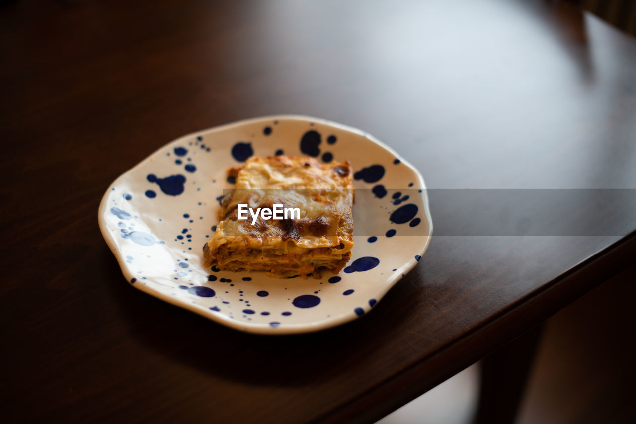 HIGH ANGLE VIEW OF CAKE ON PLATE