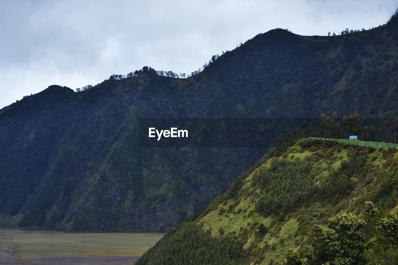 SCENIC VIEW OF MOUNTAIN RANGE AGAINST SKY