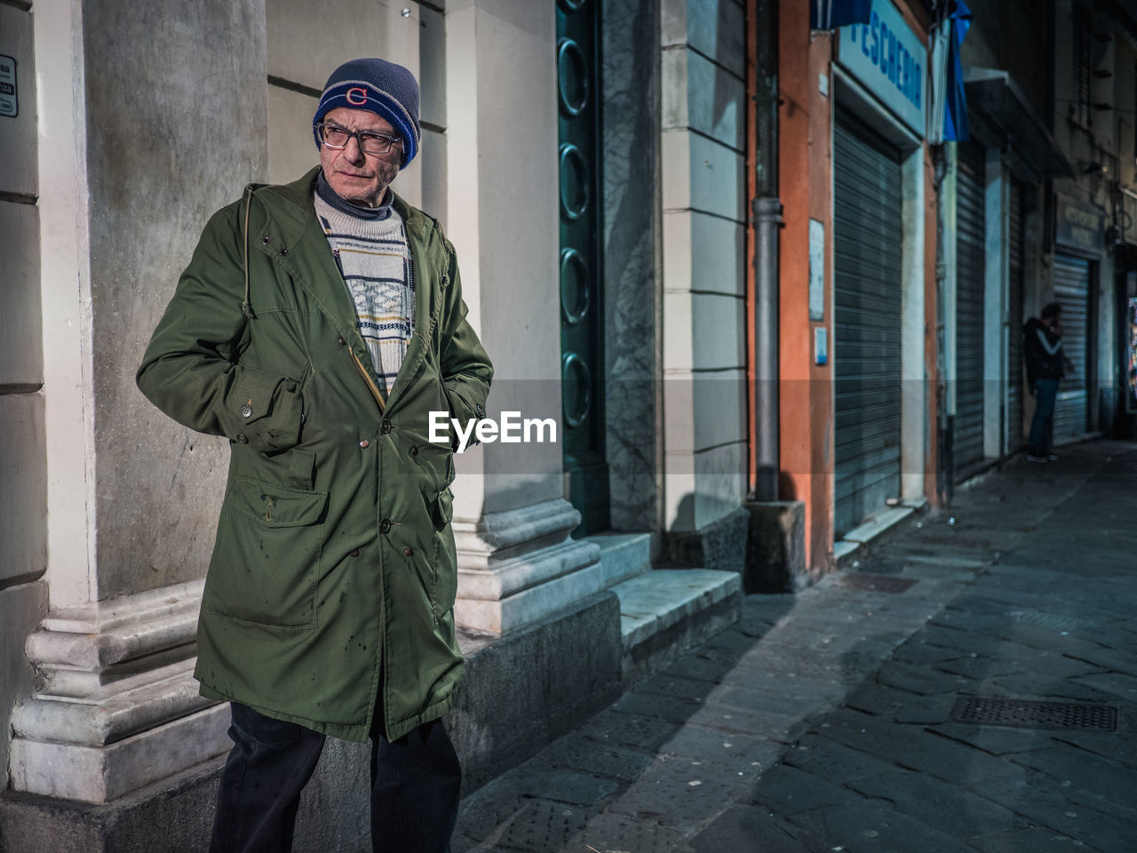 PORTRAIT OF MAN STANDING IN BUILDING