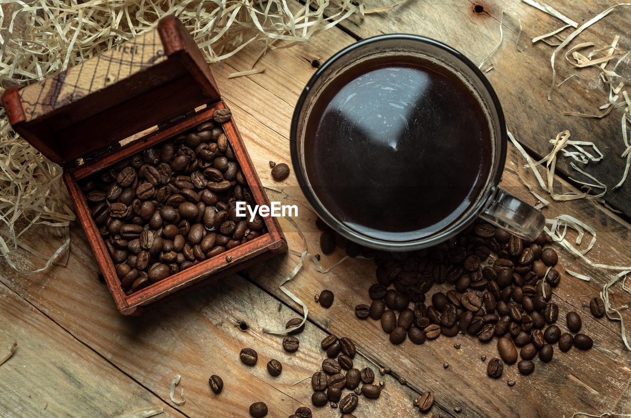 HIGH ANGLE VIEW OF COFFEE BEANS IN CUP ON TABLE