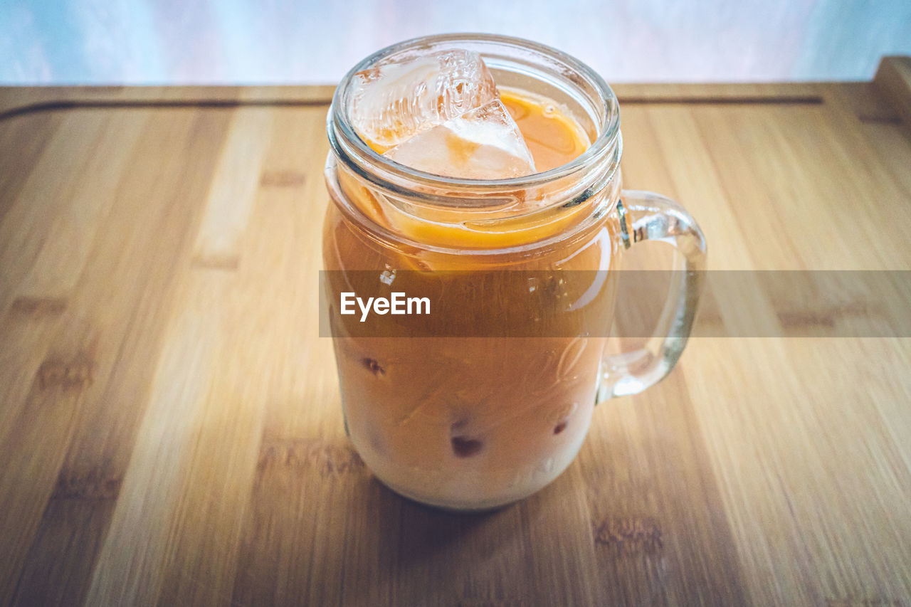 CLOSE-UP OF ICE TEA IN GLASS