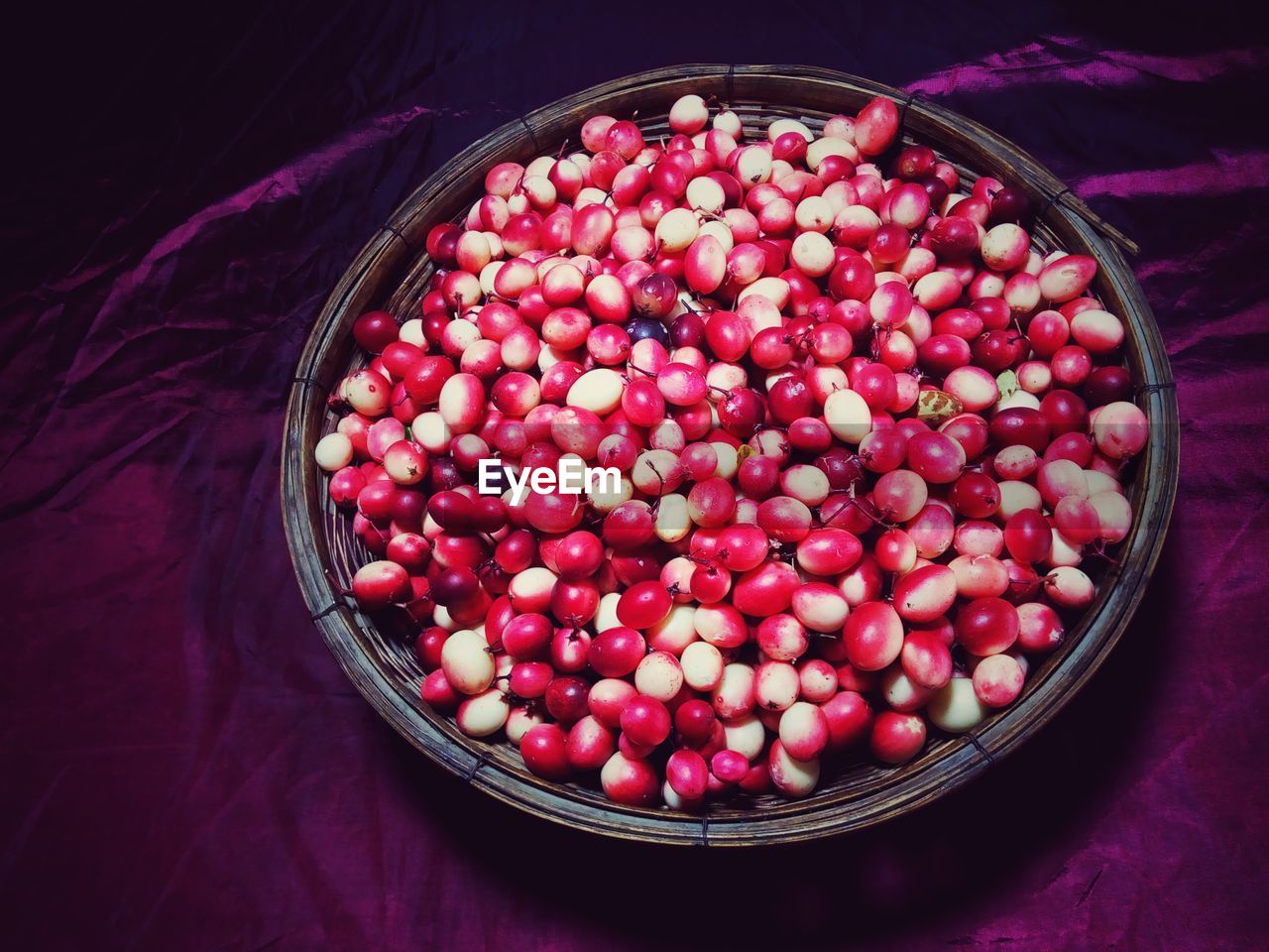 HIGH ANGLE VIEW OF STRAWBERRIES IN BOWL