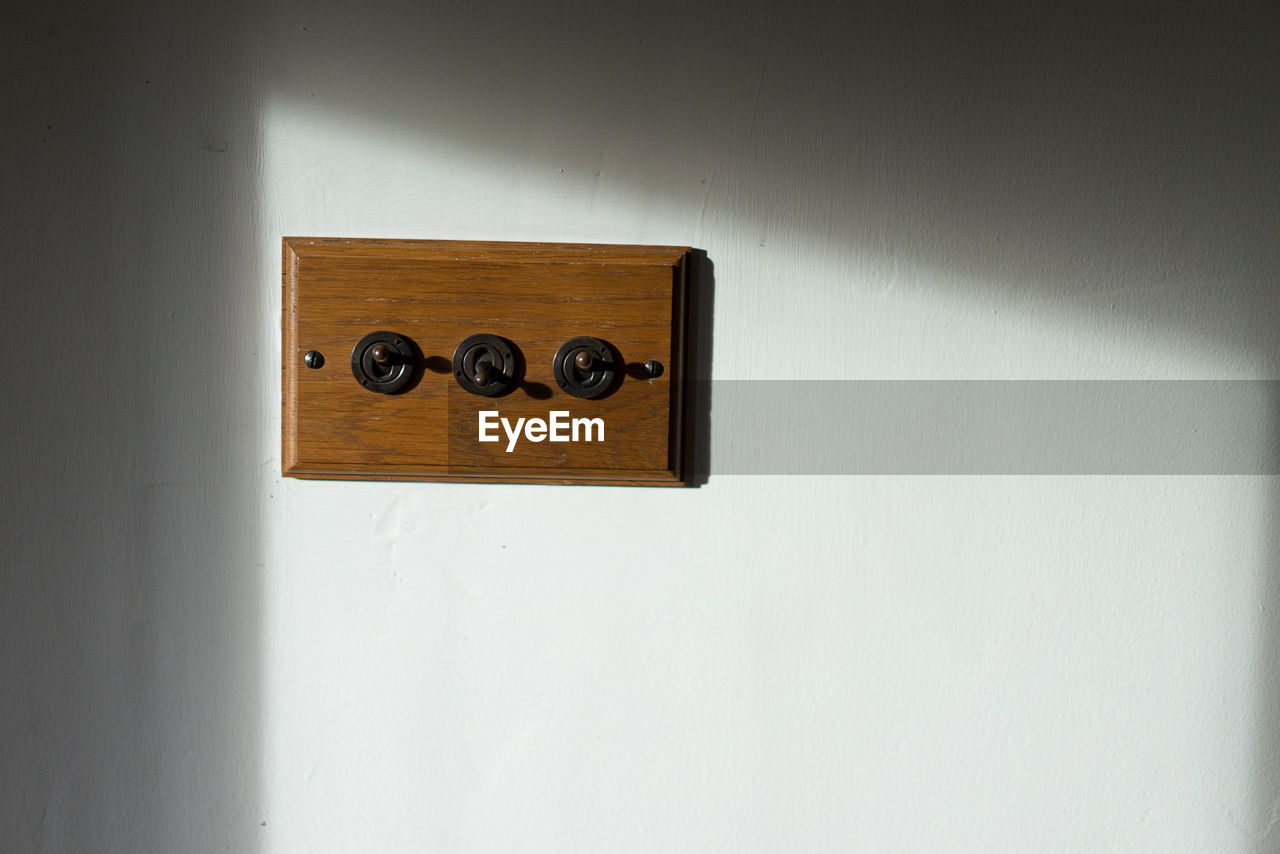 CLOSE-UP OF DOOR KNOCKER ON WOODEN WALL