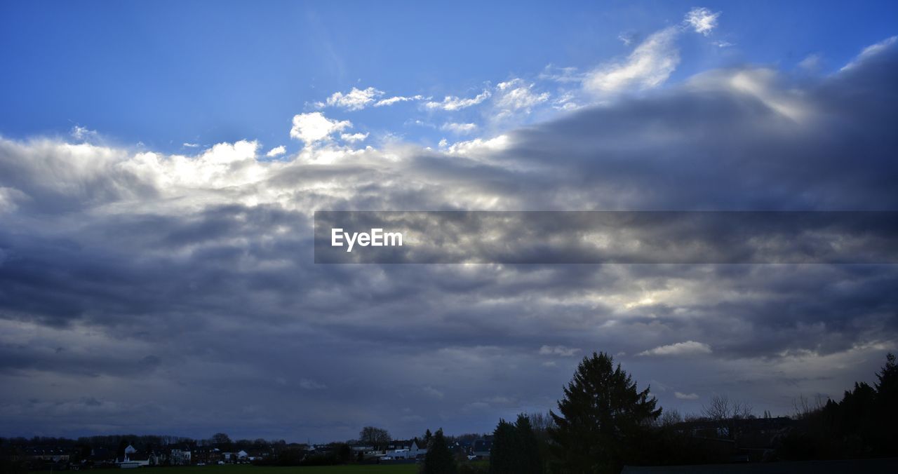 LOW ANGLE VIEW OF DRAMATIC SKY