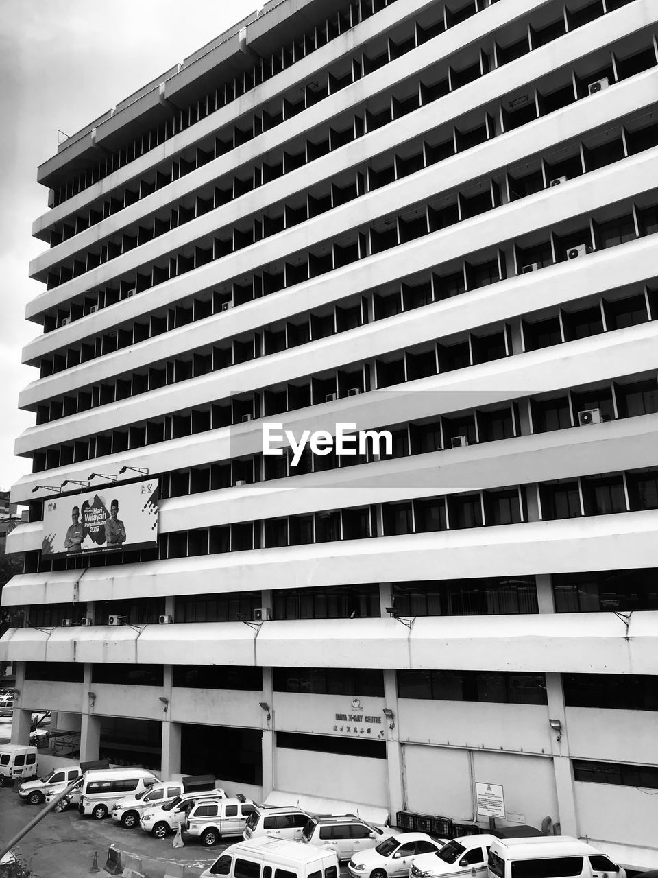 LOW ANGLE VIEW OF MODERN BUILDING AGAINST SKY