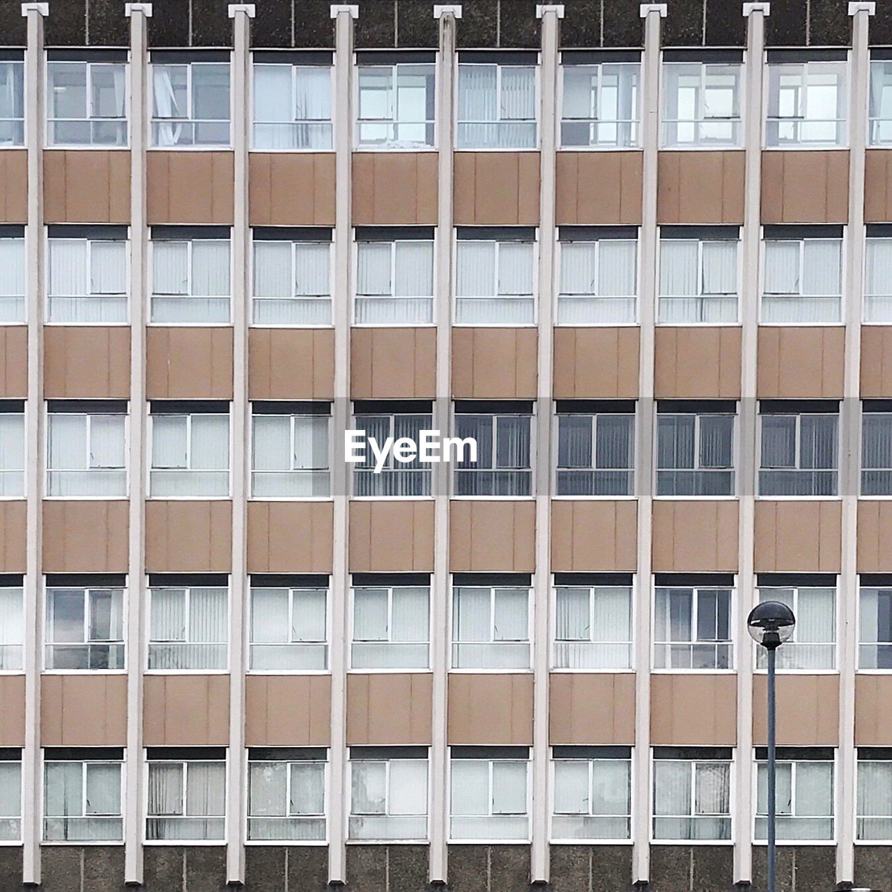 FULL FRAME SHOT OF BUILDING WITH WINDOWS