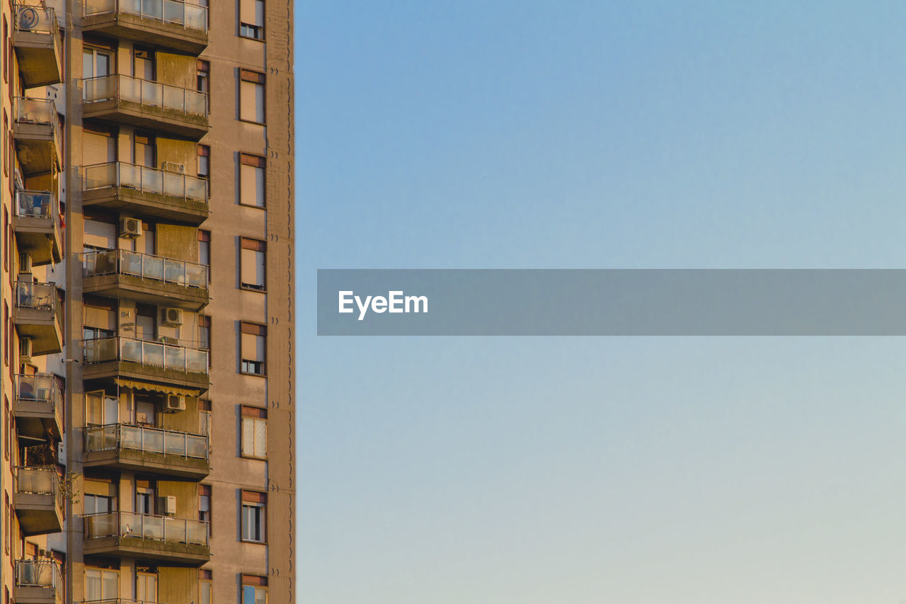 LOW ANGLE VIEW OF APARTMENT BUILDINGS AGAINST SKY