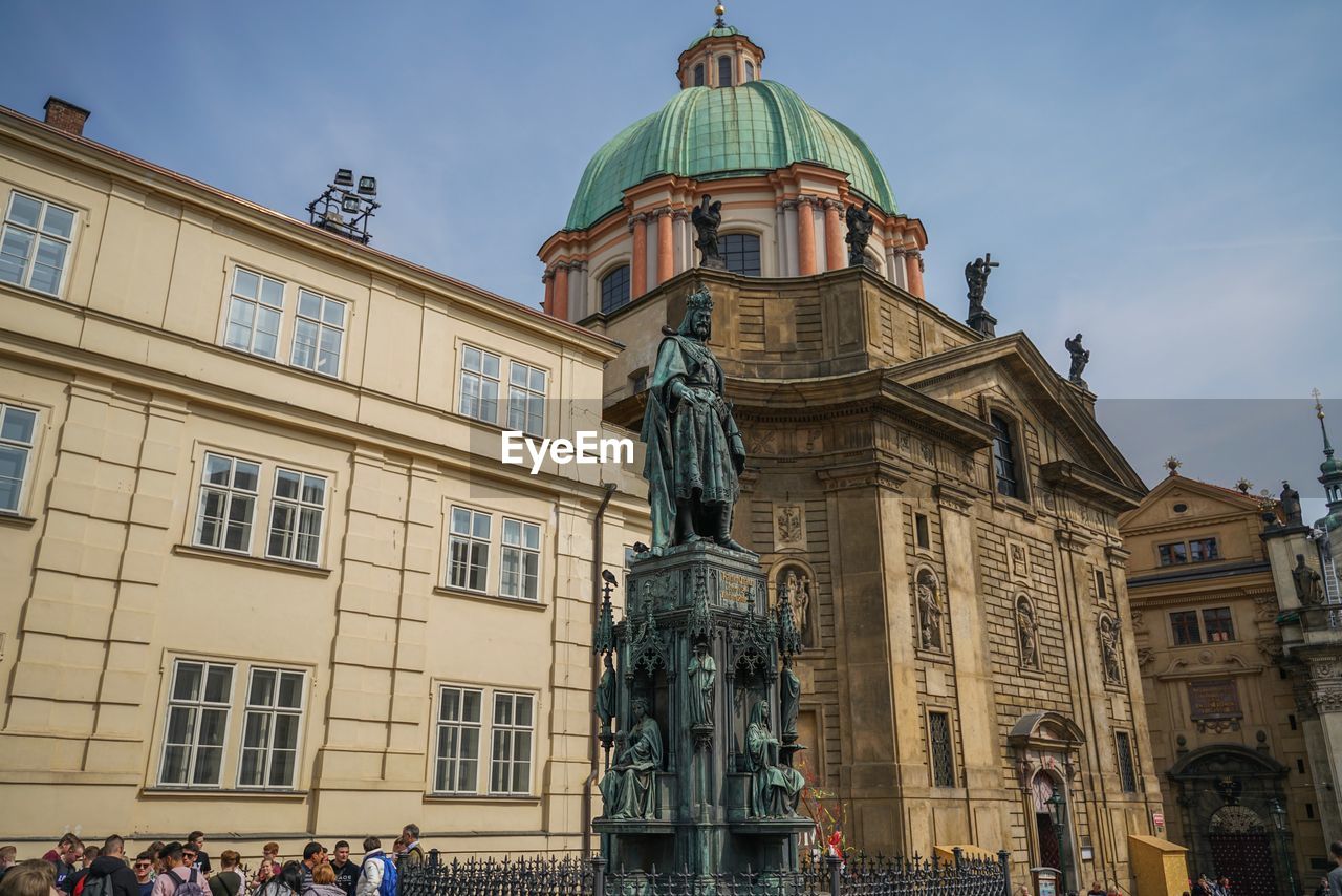 LOW ANGLE VIEW OF STATUE AGAINST BUILDING