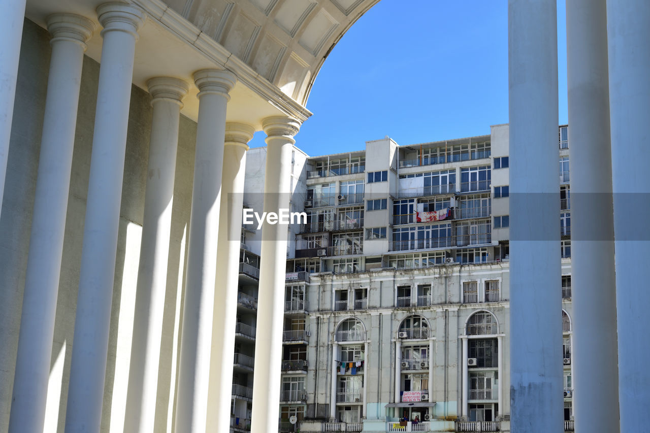 LOW ANGLE VIEW OF BUILDINGS IN CITY AGAINST SKY