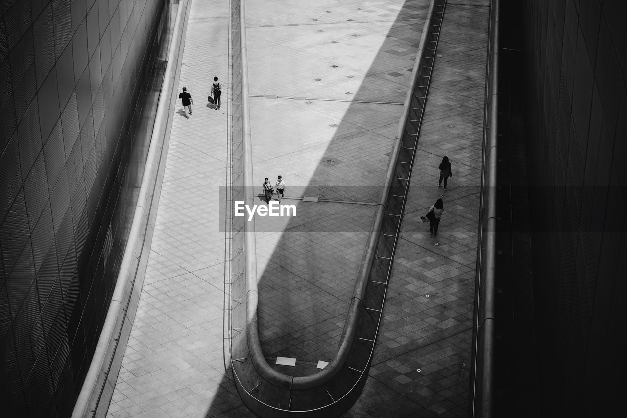 HIGH ANGLE VIEW OF MAN WITH WOMAN IN OFFICE