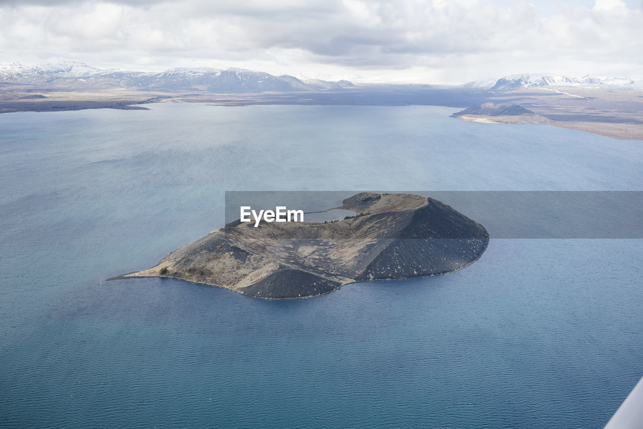 Aerial view sandey island in pingvallavatn lake in thingvellir n