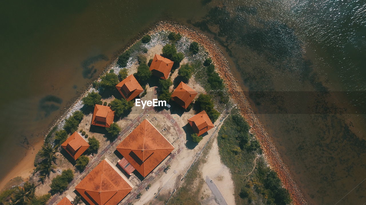 HIGH ANGLE VIEW OF TREES AND HOUSES AGAINST BUILDINGS