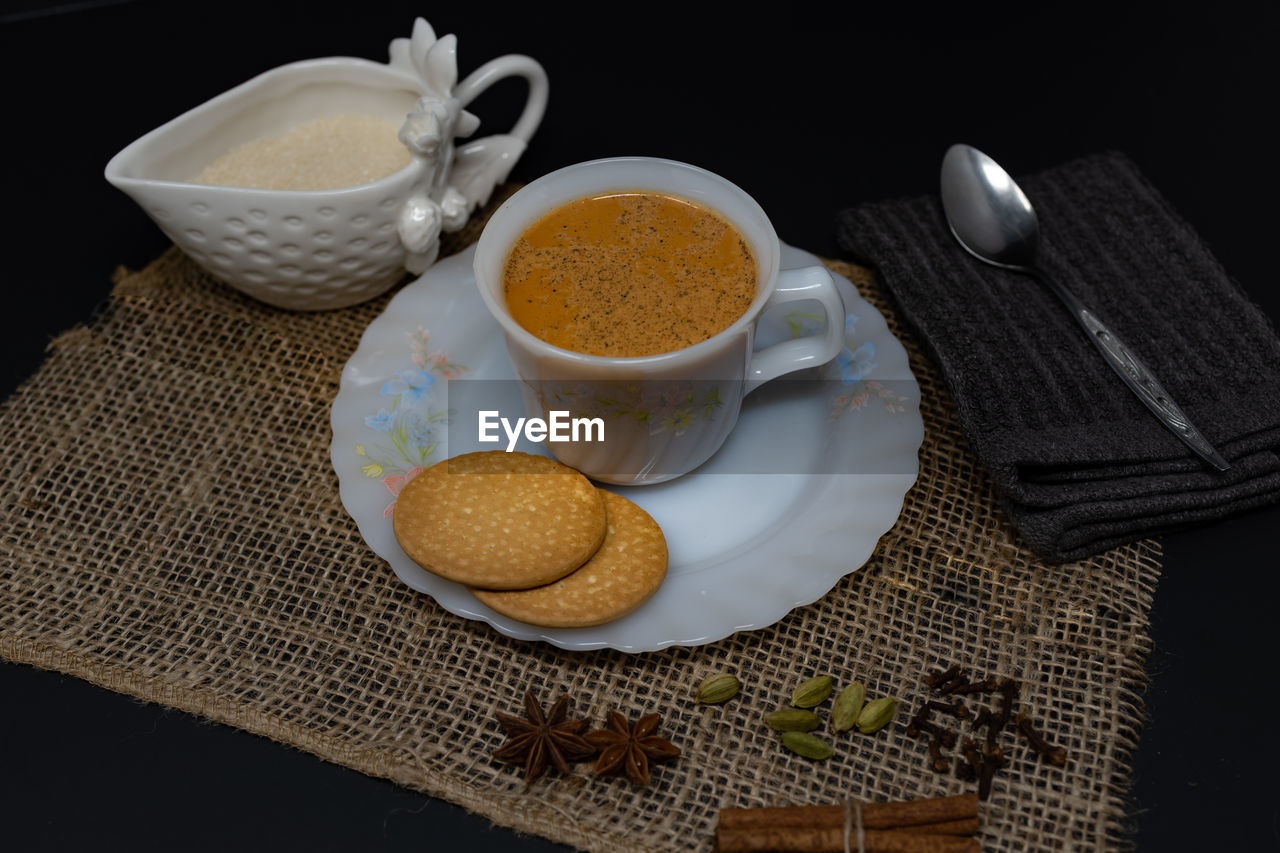 HIGH ANGLE VIEW OF COFFEE AND CUP ON PLATE