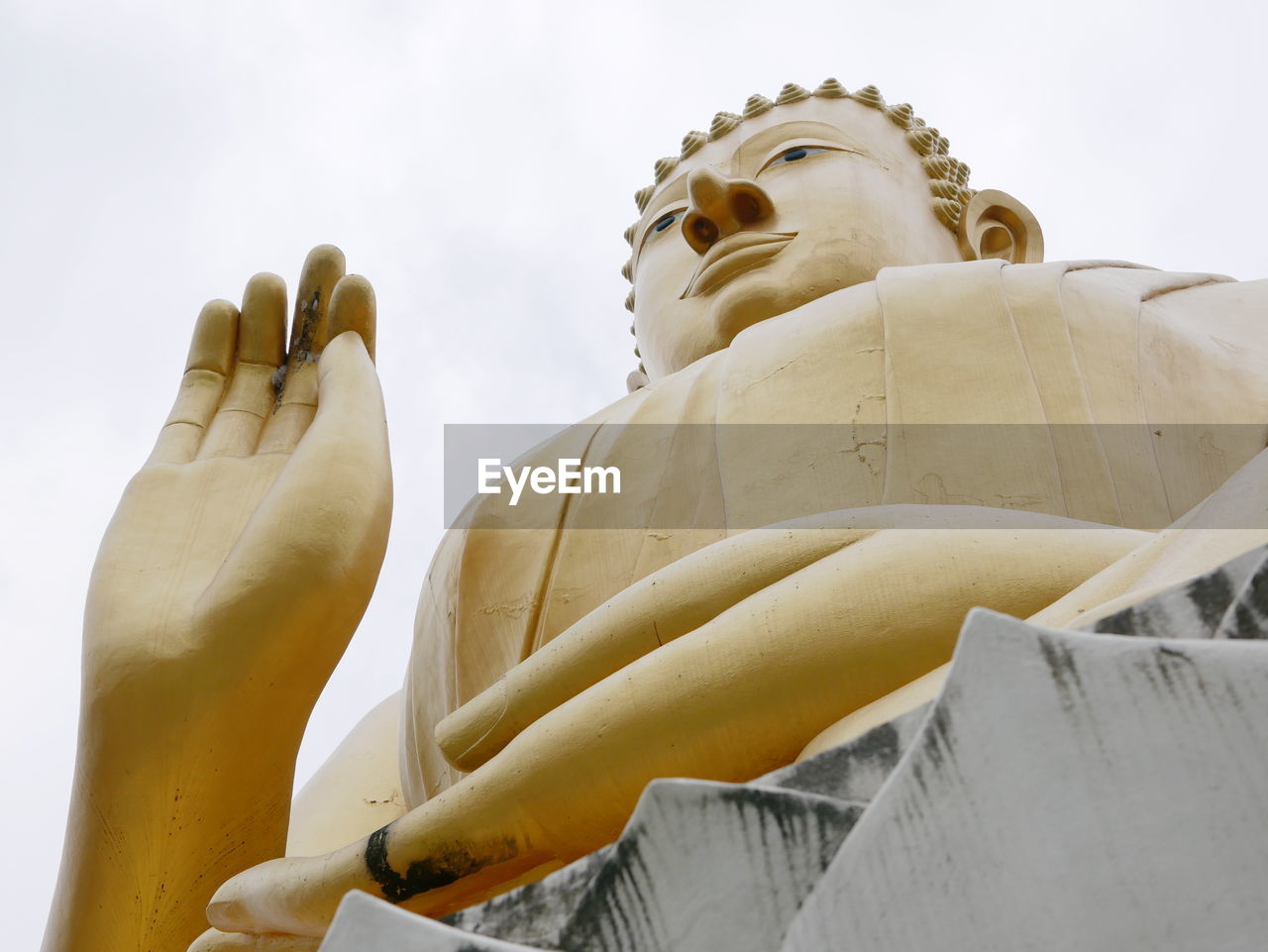 LOW ANGLE VIEW OF STATUE AGAINST BUILDING