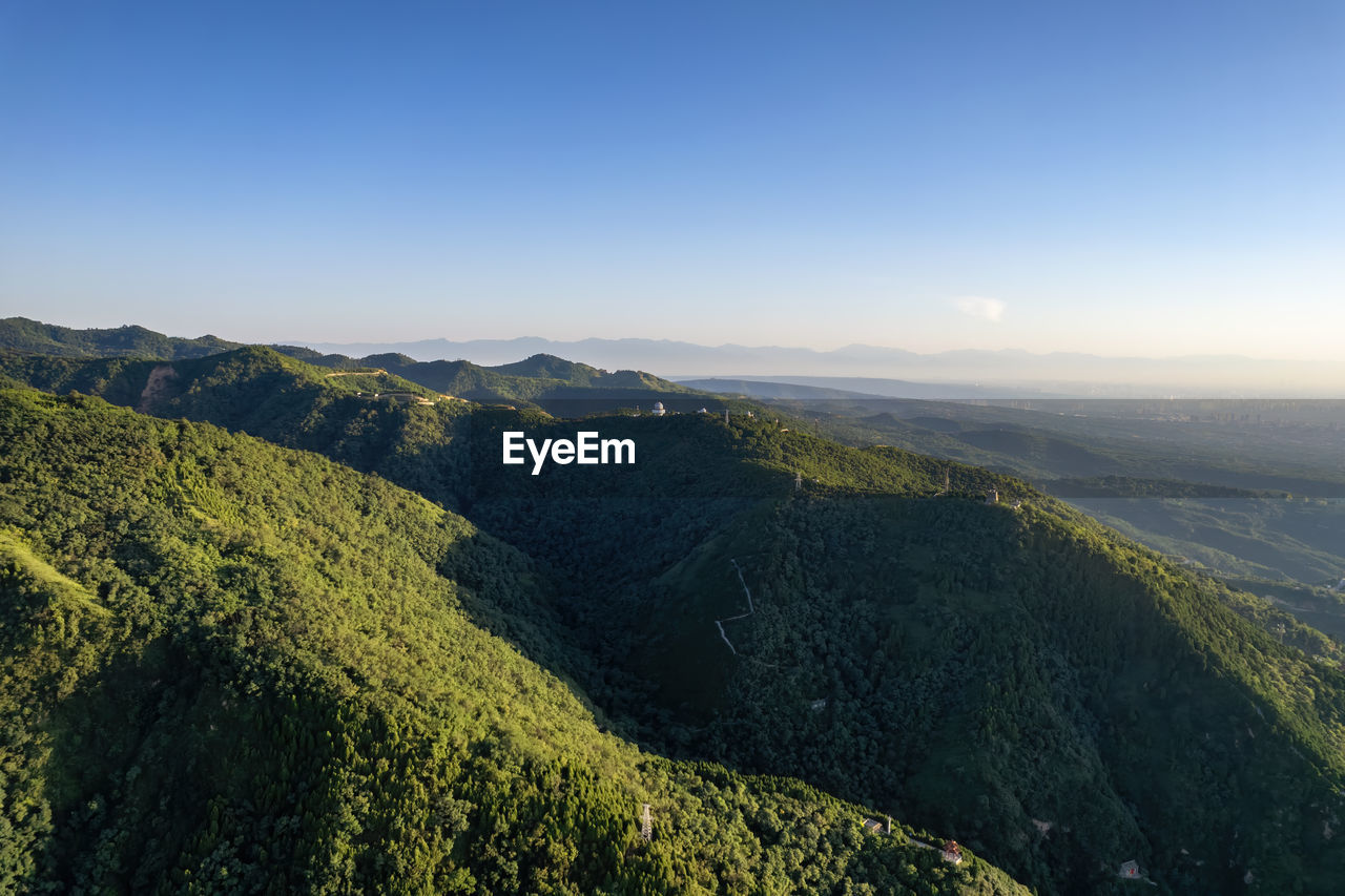 HIGH ANGLE VIEW OF LAND AND MOUNTAINS AGAINST SKY