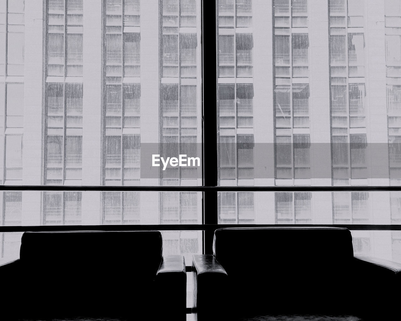 FULL FRAME SHOT OF GLASS BUILDING WITH WINDOWS